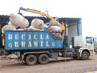 Imagem Caminhão de lixo Recicla Brasil